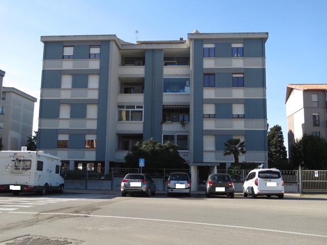 Cagliari via Giotto,  quadrivano  con cantina e postauto