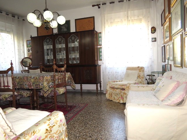 Cagliari zona  Fonsarda  ampio trivano con garage in ottimo contesto residenziale
