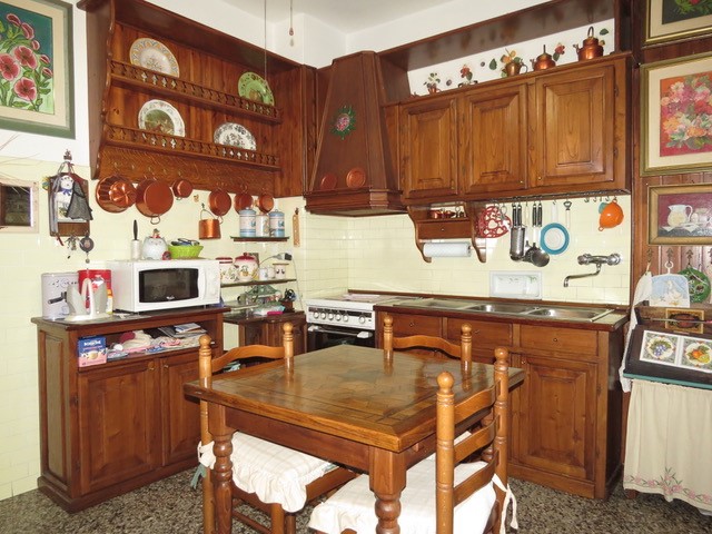Cagliari zona  Fonsarda  ampio trivano con garage in ottimo contesto residenziale