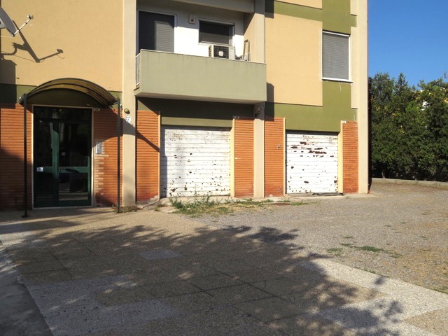 Cagliari zona  Fonsarda  ampio trivano con garage in ottimo contesto residenziale