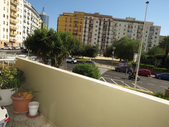 Cagliari zona  Fonsarda  ampio trivano con garage in ottimo contesto residenziale