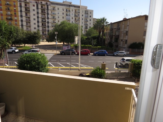 Cagliari zona  Fonsarda  ampio trivano con garage in ottimo contesto residenziale
