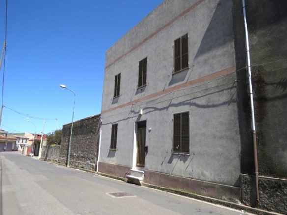 GUASILA VIA SERRENTI CASA INDIPENDENTE BILIVELLI CON CORTILE CARRABILE
