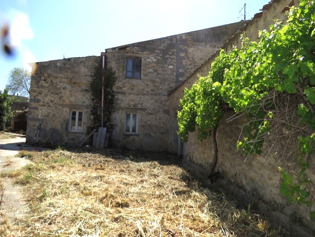 GUASILA VIA SERRENTI CASA INDIPENDENTE BILIVELLI CON CORTILE CARRABILE