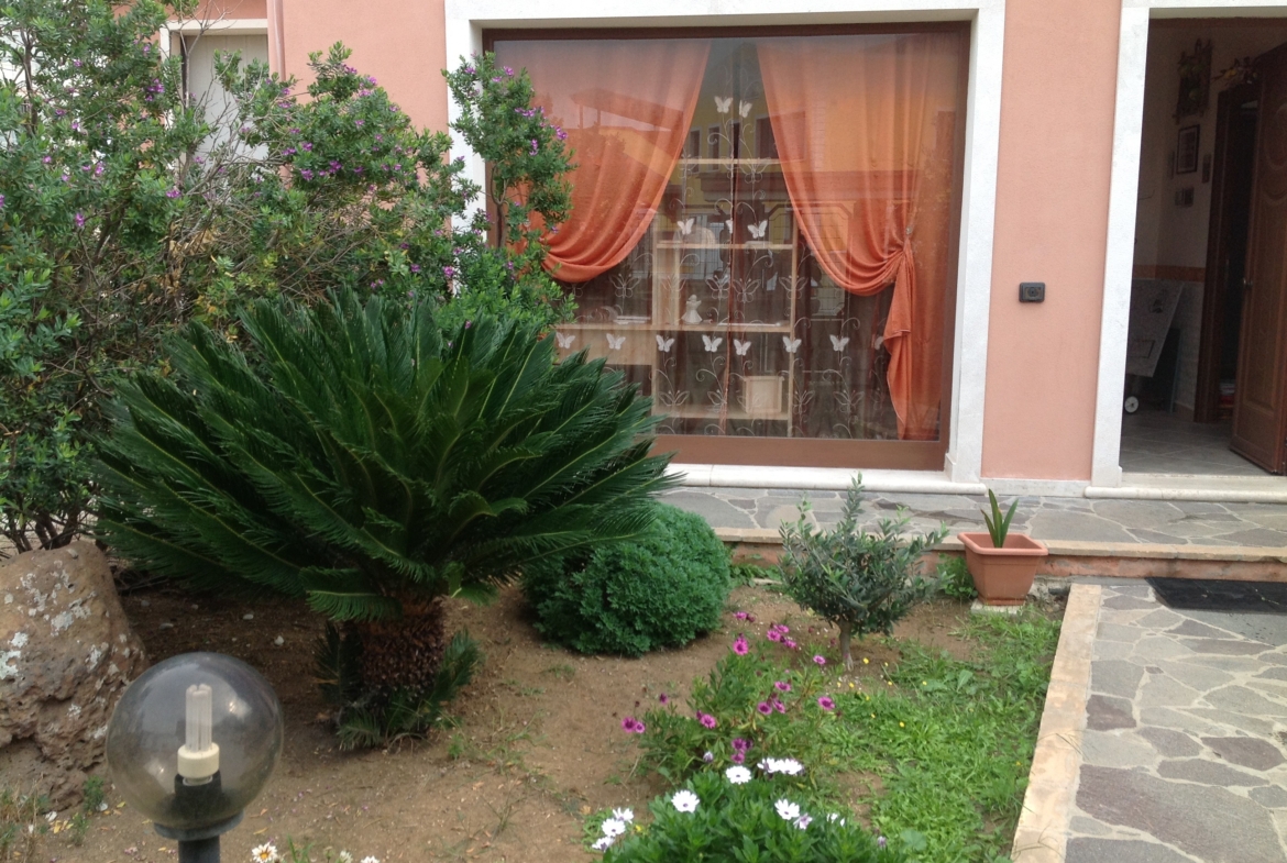 Settimo San Pietro  fabbricato con cortile carrabile per chi desidera rifinita Abitazione con comodo e funzionale  Spazio Professionale