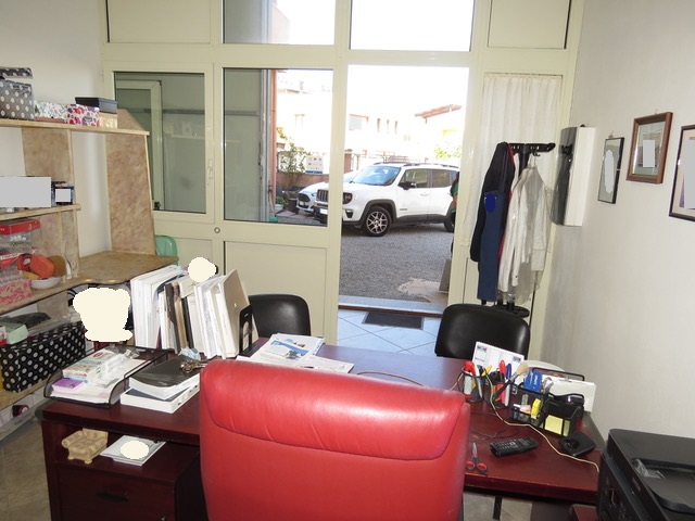 Settimo San Pietro  fabbricato con cortile carrabile per chi desidera rifinita Abitazione con comodo e funzionale  Spazio Professionale