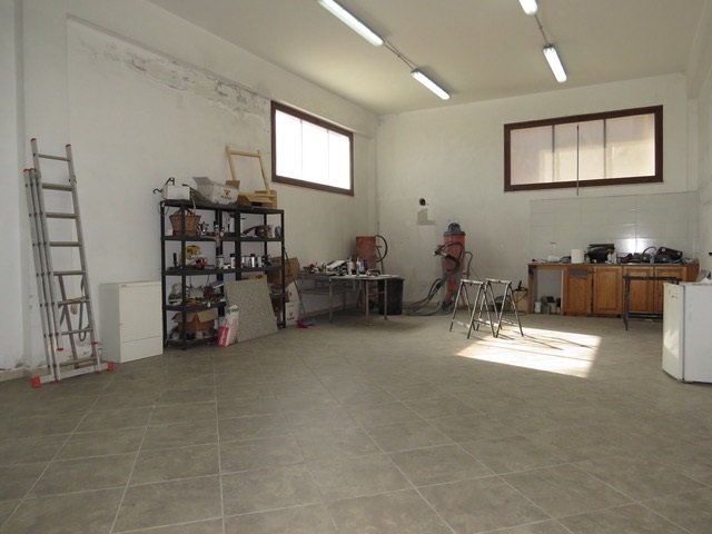 Settimo San Pietro  fabbricato con cortile carrabile per chi desidera rifinita Abitazione con comodo e funzionale  Spazio Professionale
