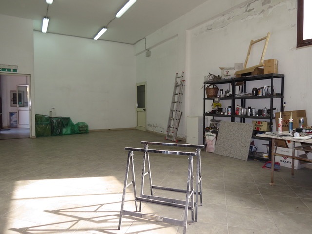 Settimo San Pietro  fabbricato con cortile carrabile per chi desidera rifinita Abitazione con comodo e funzionale  Spazio Professionale
