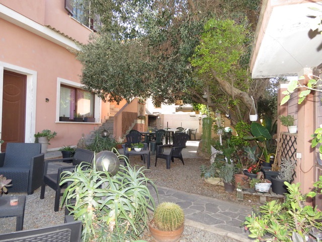 Settimo San Pietro  fabbricato con cortile carrabile per chi desidera rifinita Abitazione con comodo e funzionale  Spazio Professionale
