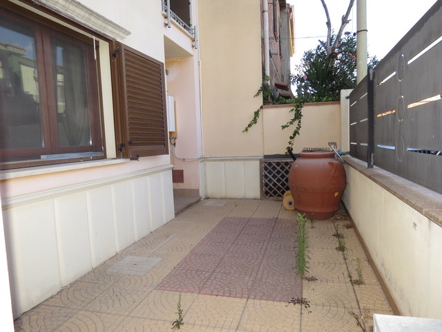 Settimo San Pietro grazioso trivano con cortile e postauto