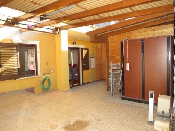 Settimo San Pietro grazioso trivano con cortile e postauto